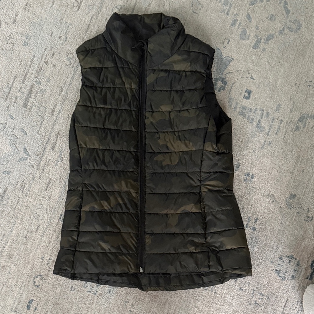 Old Navy Women's Black Camouflage Puffer Vest